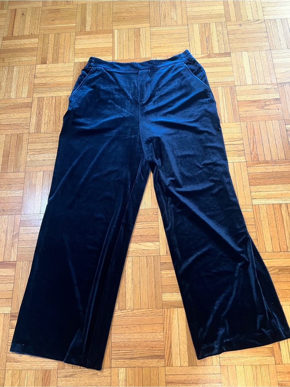 Velvet in Demand! Blank NYC Navy Blue Velvet Wide-Leg Pants size Large NWT